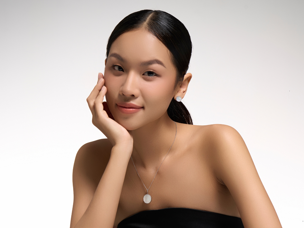 Mother of Pearl Jewelry Guide: From Classic Necklaces to Timeless Watches